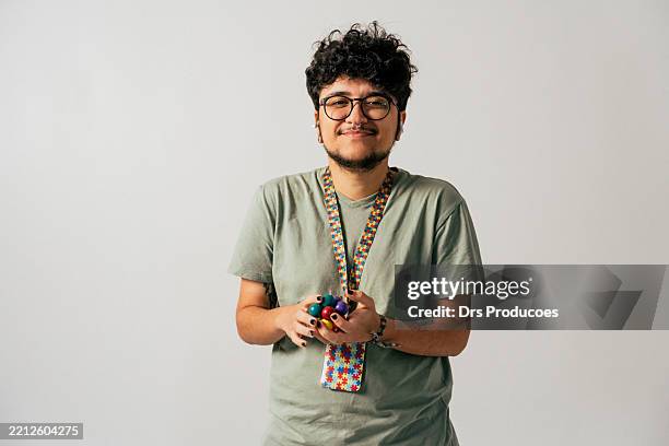 persona autistica adulta su sfondo bianco - autismo foto e immagini stock