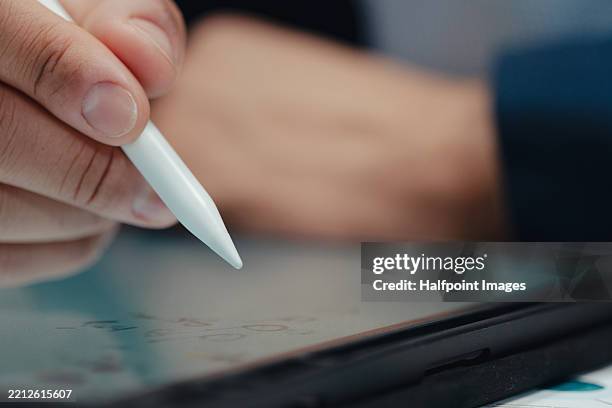 businessman working with digital tablet and pen, close up. - caneta digital imagens e fotografias de stock