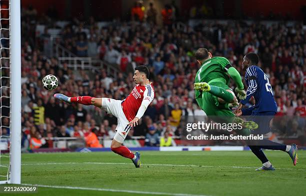Gabriel Martinelli of Arsenal misses a chance from close range as Gianluigi Donnarumma and Nuno Mendes of Paris Saint-Germain watch on during the...