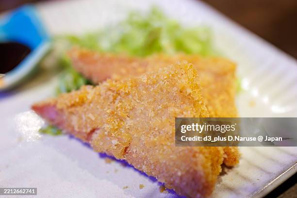 fried spam (luncheon meat). - freír mediante inmersión total en aceite caliente fotografías e imágenes de stock