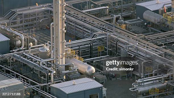 industrial refinery complex with intricate metal pipes and structures in pittsburgh pennsylvania - petrokemisk fabrik bildbanksfoton och bilder