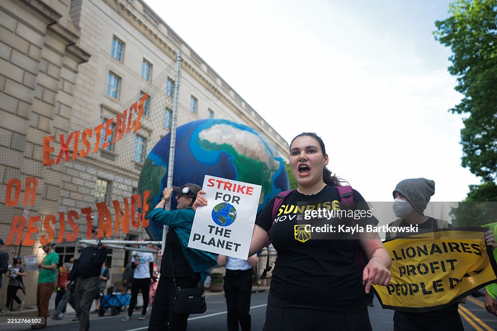 Protesters Shut Down Washington, DC Traffic To Protest Trump's First 100 Days In Office