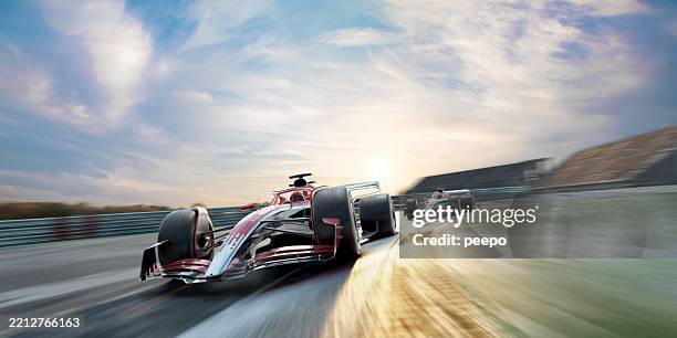 deux voitures de course qui se déplacent rapidement dans les virages - sport mécanique photos et images de collection