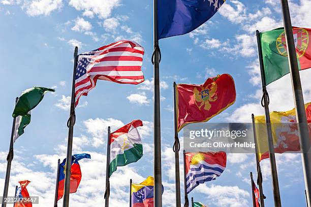 world flags waving together - villaggio globale foto e immagini stock
