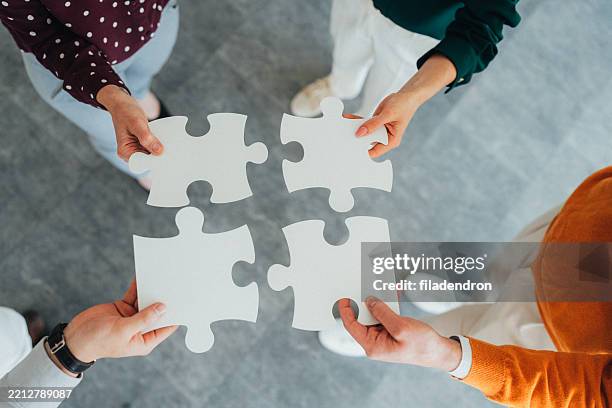 concetto di collaborazione in team con pezzi di puzzle - rompicapo foto e immagini stock