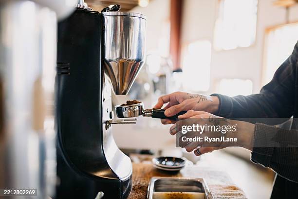 barista de cafetería preparando bebida espresso - cafetera exprés fotografías e imágenes de stock
