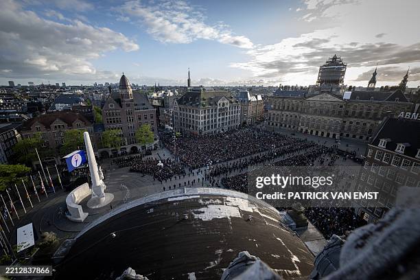 This photograph shows a general view of Dam Square during a ceremony to mark National Remembrance Day, in Amsterdam on May 4, 2025. / Netherlands OUT