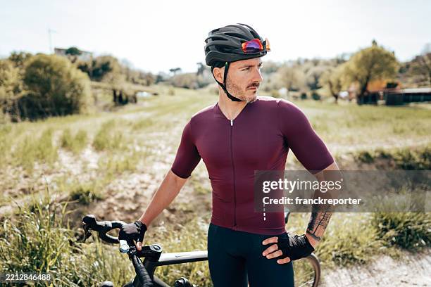 portrait of a man with a gravel bike - fahrradtrikot stock-fotos und bilder