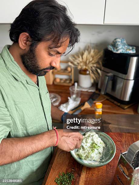 bild eines mannes, der tzatziki-dip herstellt / traditionelle griechische küche mit joghurt und gurke, mediterrane zutaten - tzatziki stock-fotos und bilder