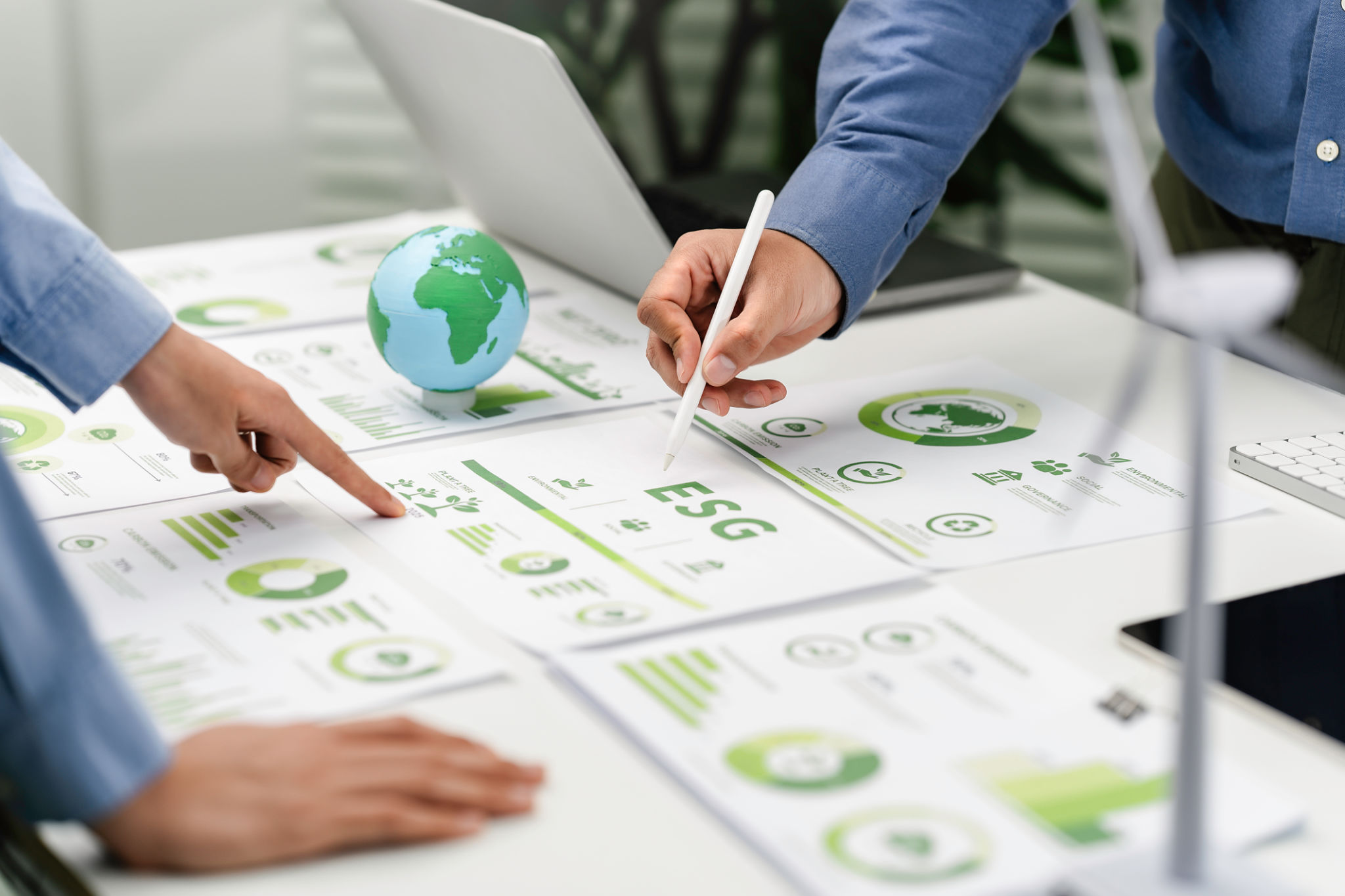 ESG, environnemental, social et gouvernance, concept d’entreprise verte. Réunion de l’équipe d’affaires rapport de crédit carbone, concept de stratégie d’investissement vert à l’objectif de développement de l’environnement durable. Concep ESG, environnemental, social et gouvernance, concept d’entreprise verte. Réunion de l’équipe d’affaires rapport de crédit carbone, concept de stratégie d’investissement vert à l’objectif de développement de l’environnement durable. Concep