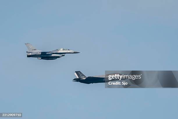 lockheed martin f-35 joint strike fighter and f-16 fighting falcon - fighter jet engine stock pictures, royalty-free photos & images
