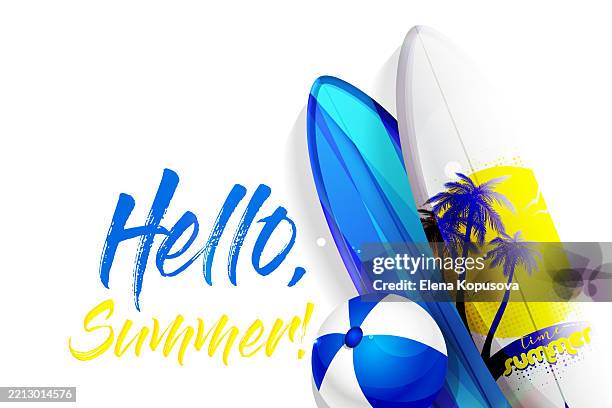 illustrations, cliparts, dessins animés et icônes de bonjour, l’été dans un style rétro moderne. planches de surf avec ballon de plage et texte de salutation sur fond blanc. modèle isolé de vecteur d’été élégant. - planche de surf