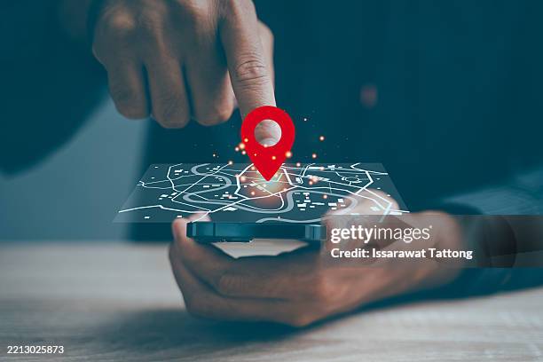 smartphone, map, location, pin, navigation are featured in this concept showing digital wayfinding and modern gps routing on a mobile device screen in real time. - navigationsinstrument stock-fotos und bilder