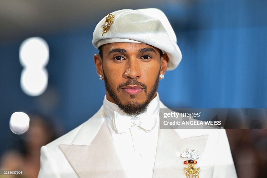 TOPSHOT-US-ENTERTAINMENT-FASHION-METGALA-CELEBRITY-MUSEUM-RED CARPET