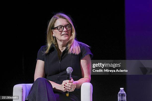 Elizabeth Ruttledge Speaking 176 Elizabeth Rutledge Stock Photos, High-Res Pictures, and Images ...