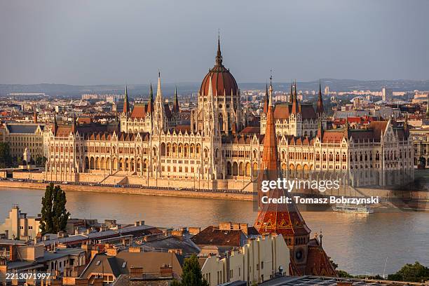 hungarian parliament building at sunset, budapest - budapest photos et images de collection