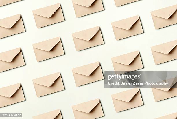 pattern of brown envelopes lying on a beige background - responder imagens e fotografias de stock
