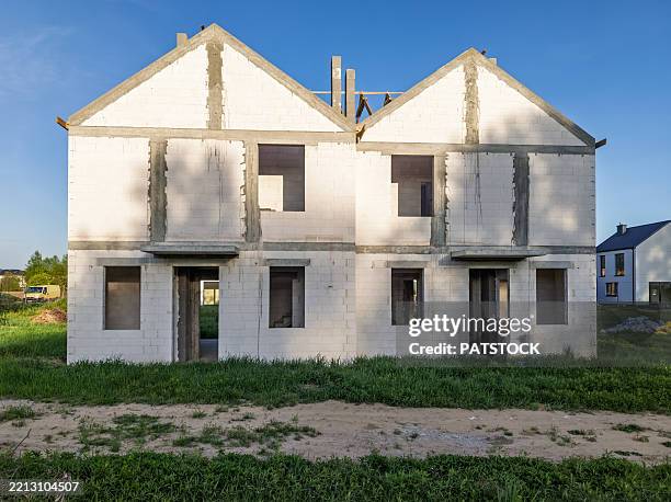 unfinished construction of a new house - maison jumelée photos et images de collection