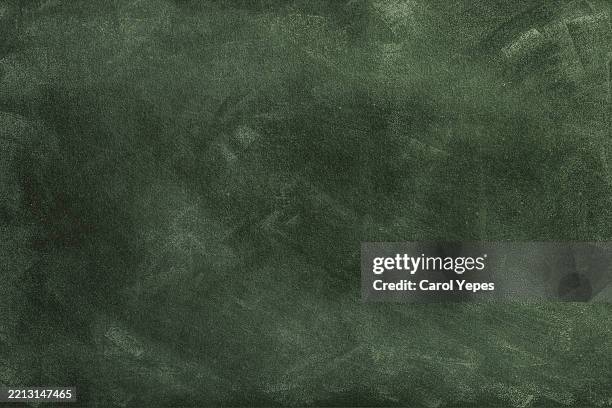 green chalkboard background - tablero fotografías e imágenes de stock