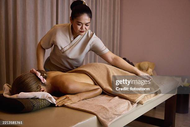 sesión de terapia de masaje profesional en un sereno ambiente de spa para la relajación y el cuidado - zona de confort fotografías e imágenes de stock