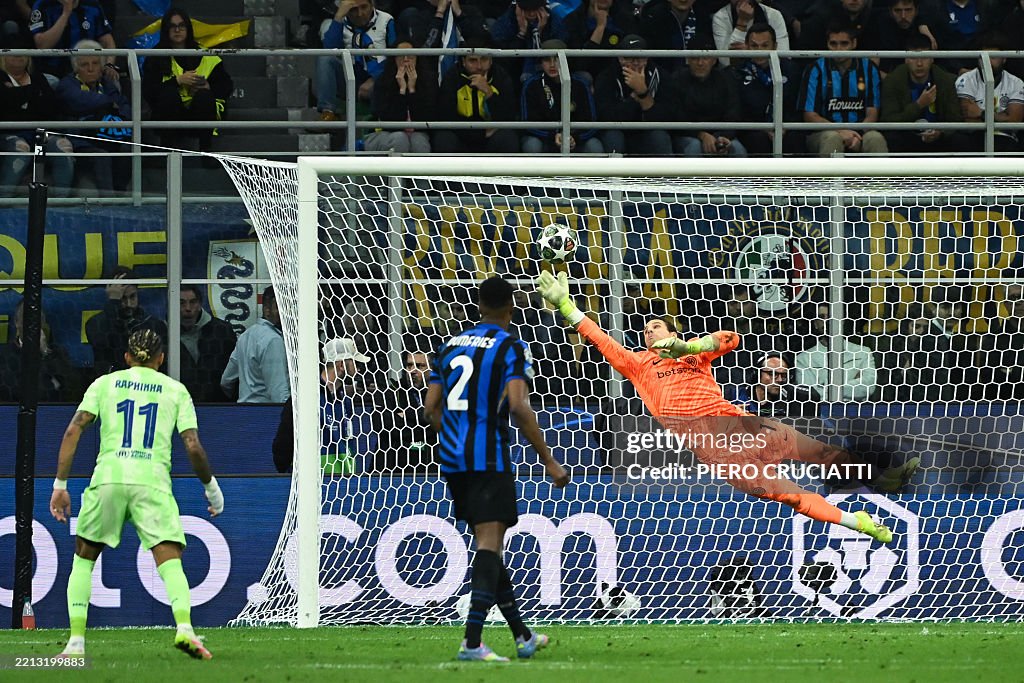 TOPSHOT-FBL-EUR-C1-INTER MILAN-BARCELONA