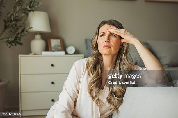 femme mûre ayant mal à la tête - symptome photos et images de collection