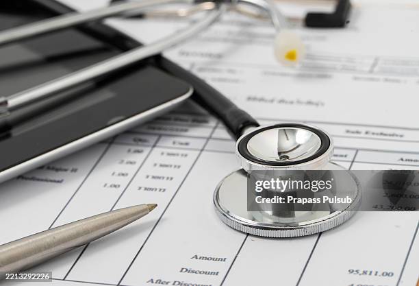 medical expenses - zorgverzekering stockfoto's en -beelden