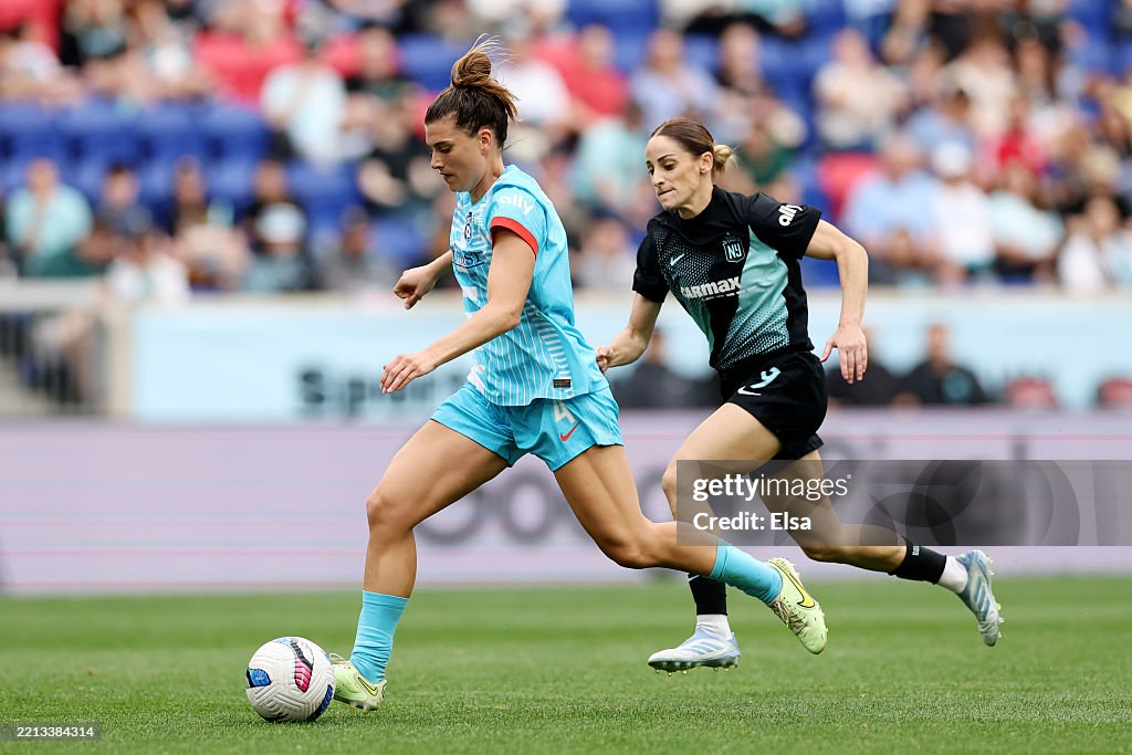 Rosa Roccaro Cari Roccaro of Chicago Stars controls the ball whilst under pressure ...