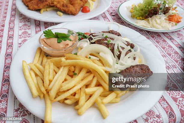 evapi & fries at a balkan bistro - croatian culture stock pictures, royalty-free photos & images