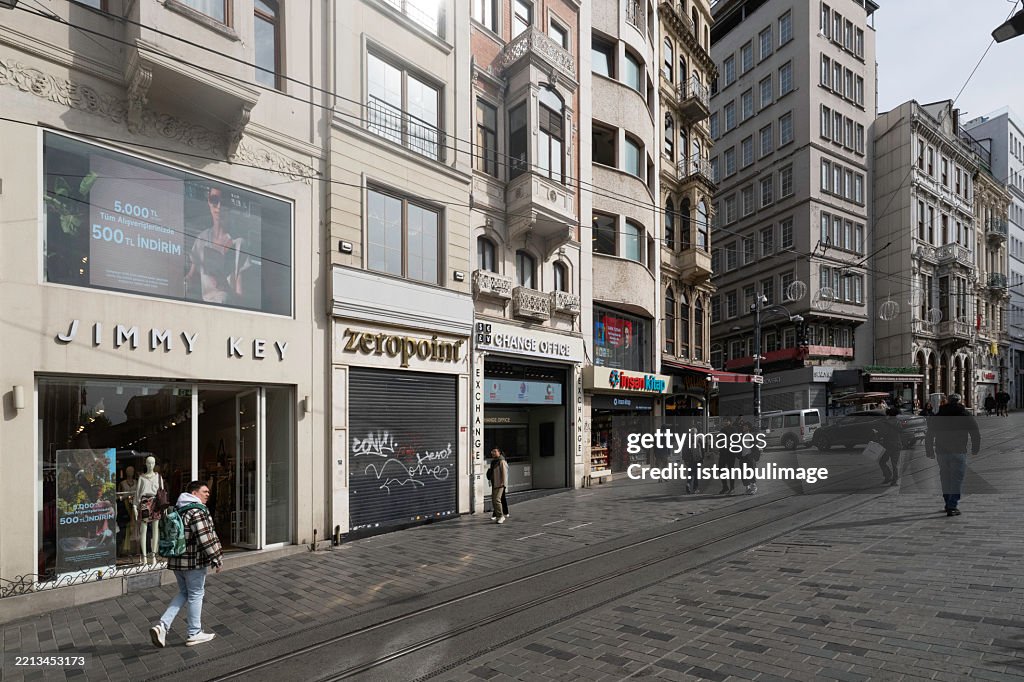 Historische Gebäude und Fußgänger auf der Istiklal Avenue
