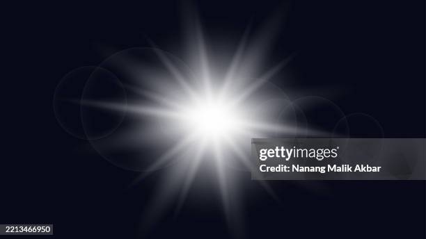 weißes sonnenlicht oder flare-lichteffekt mit transparentem hintergrund - taschenlampe stock-grafiken, -clipart, -cartoons und -symbole