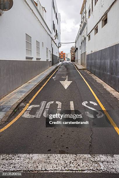 calle estrecha de un solo sentido con marca de punto completo - estrecho descripción física fotografías e imágenes de stock