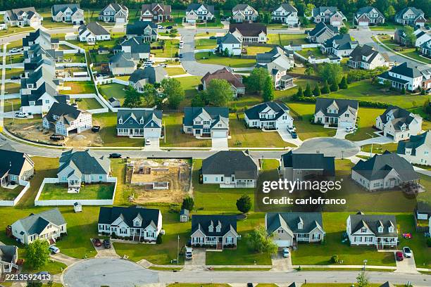 new development neighborhood - house under construction - north-carolina-amerikaanse-staat stockfoto's en -beelden