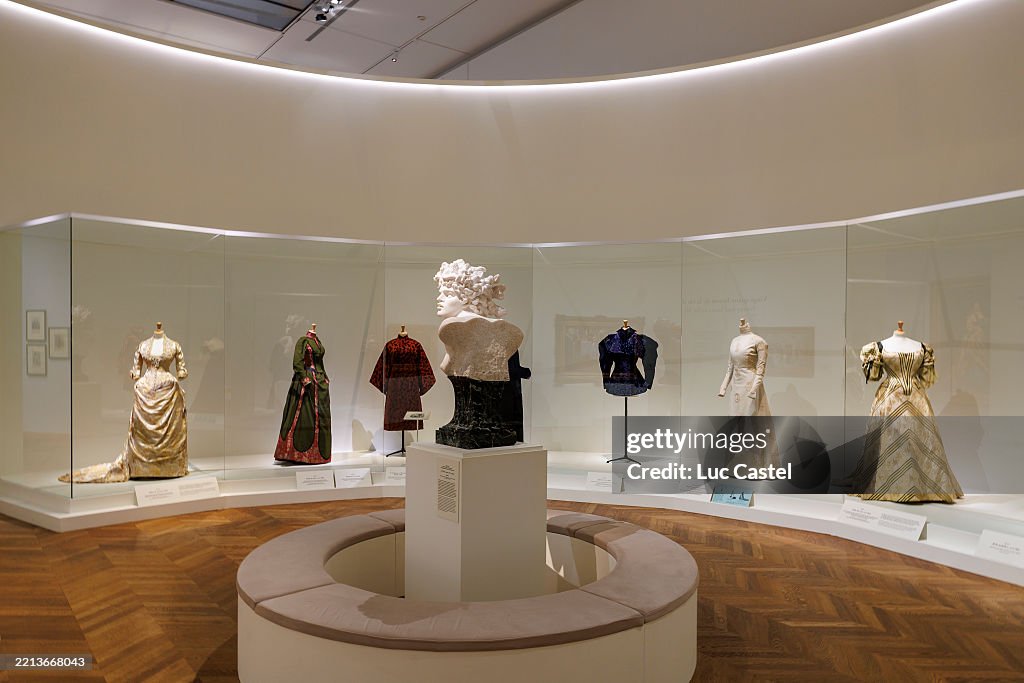 "Worth : Inventer La Haute Couture" Exhibition