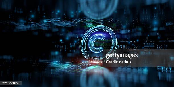 copyright-symbol auf digitalem hintergrund. vertretung moderner technologien und schutz des digitalen geistigen eigentums - patenturkunde stock-fotos und bilder