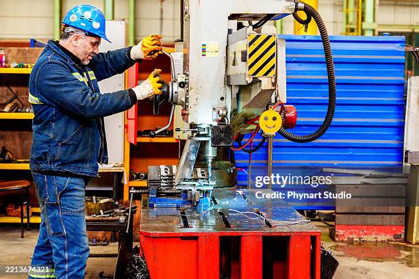 Filer Machine Operator 2,078 Technician With Milling Machine Stock Photos, High-Res Pictures ...