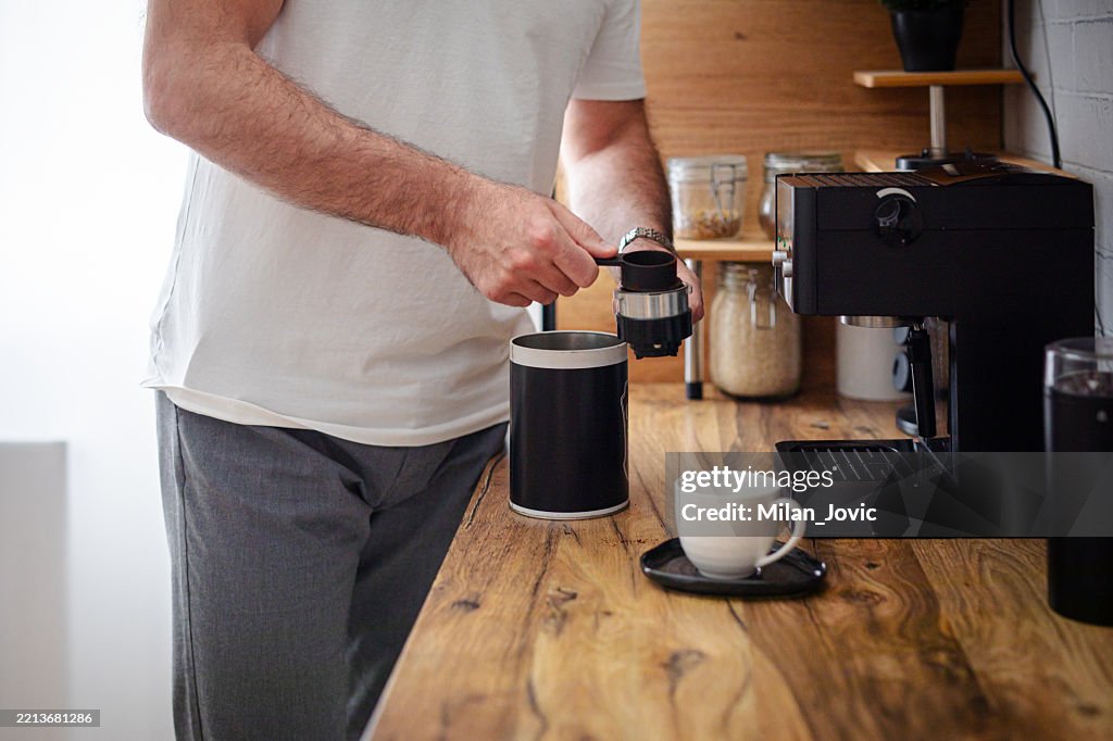 Hombre haciendo café en su cocina doméstica, de cerca
