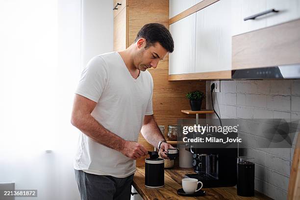 the perfect way to start the day - prensador de café fotografías e imágenes de stock