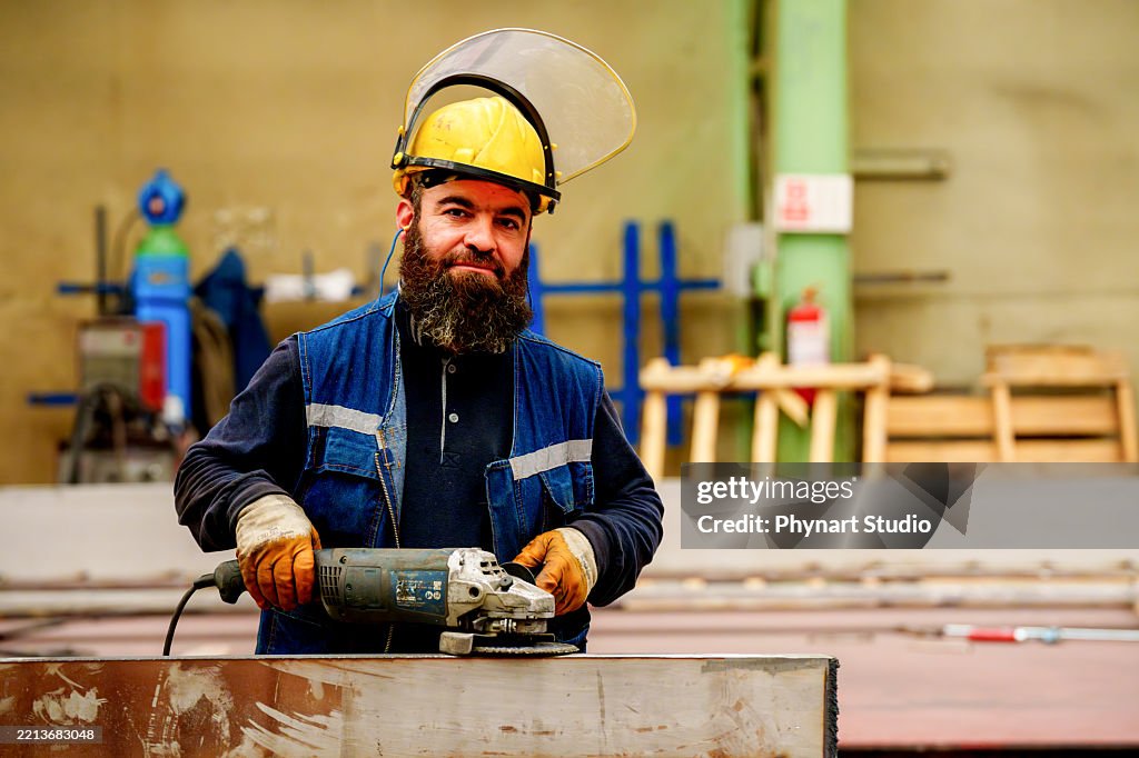 粉砕機を使用した金属労働者