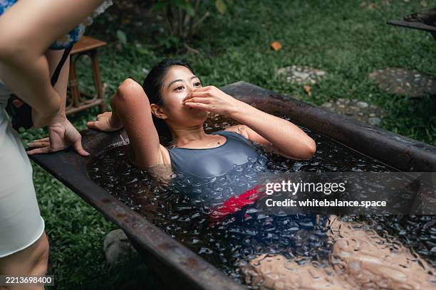 frauen, die die notwendigen schritte für die eisbadtherapie üben und sich mit den fingern die nase zukneifen, um den atem anzuhalten - den sprung wagen stock-fotos und bilder