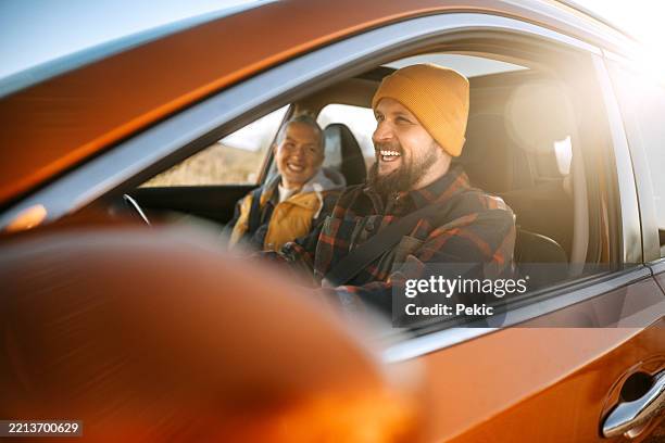 paar genießt die autofahrt zusammen an einem sonnigen tag - autofahrer stock-fotos und bilder