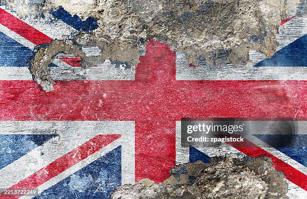 british flag on damaged wall - weathered symbol of uk - bandera del reino unido fotografías e imágenes de stock