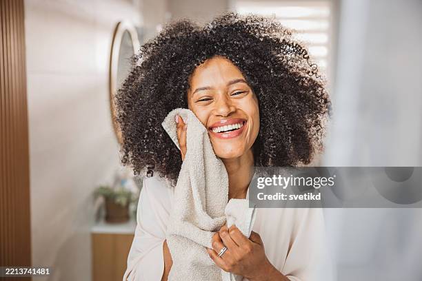 routine mattutina in bagno - accappatoio foto e immagini stock