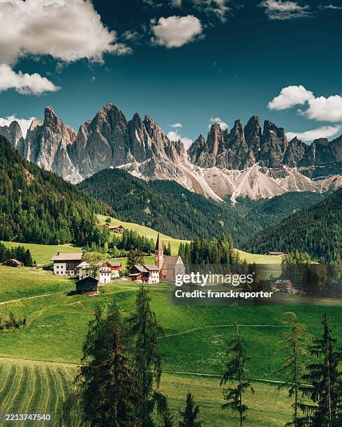 santa magdalena à val di funes vue - dolomites photos et images de collection
