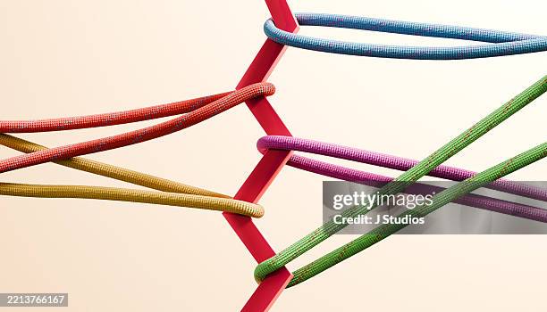 zig-zag ascent: path pulled in opposite directions by competing ropes - pressão física imagens e fotografias de stock