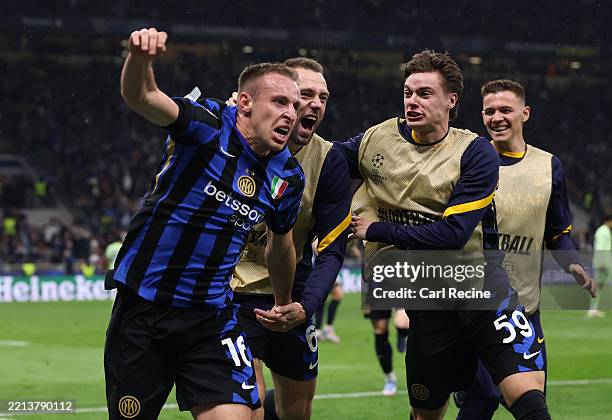 Davide Frattesi of FC Internazionale celebrates scoring his team's fourth goal with teammates Stefan de Vrij and Nicola Zalewski during the UEFA...
