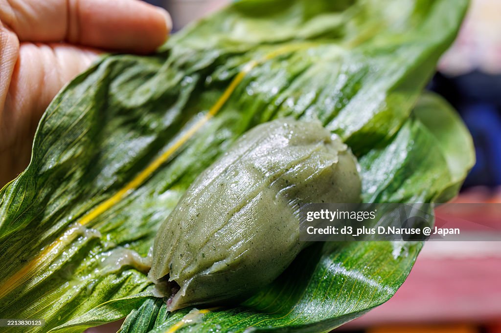 Kusamochi is a specialty of Niigata.
It is a rice cake to which mugwort has been added, filled with red bean paste.
It is sold wrapped in bamboo grass.