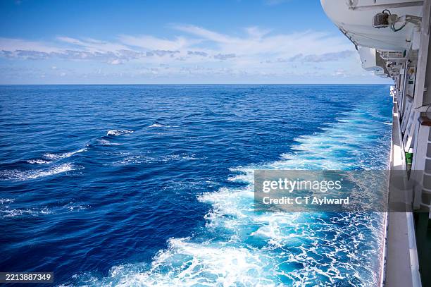 patterns of colours, bubbles and waves from cruise ships wake - bateau de voyageurs photos et images de collection