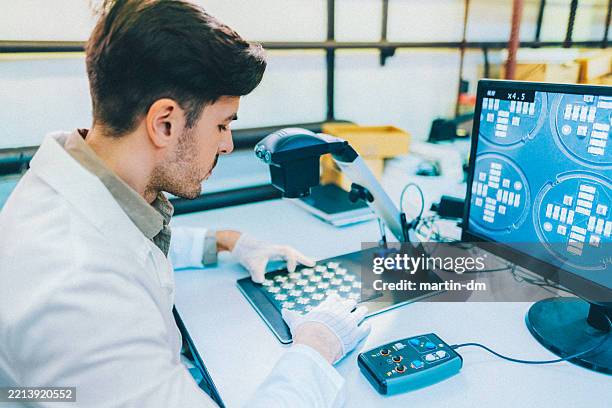 engineer inspecting circuit board with digital microscope in high-tech lab - microscópio eletrónico de varrimento imagens e fotografias de stock