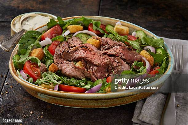 saftiger medium rare flank steak salat - rucola stock-fotos und bilder